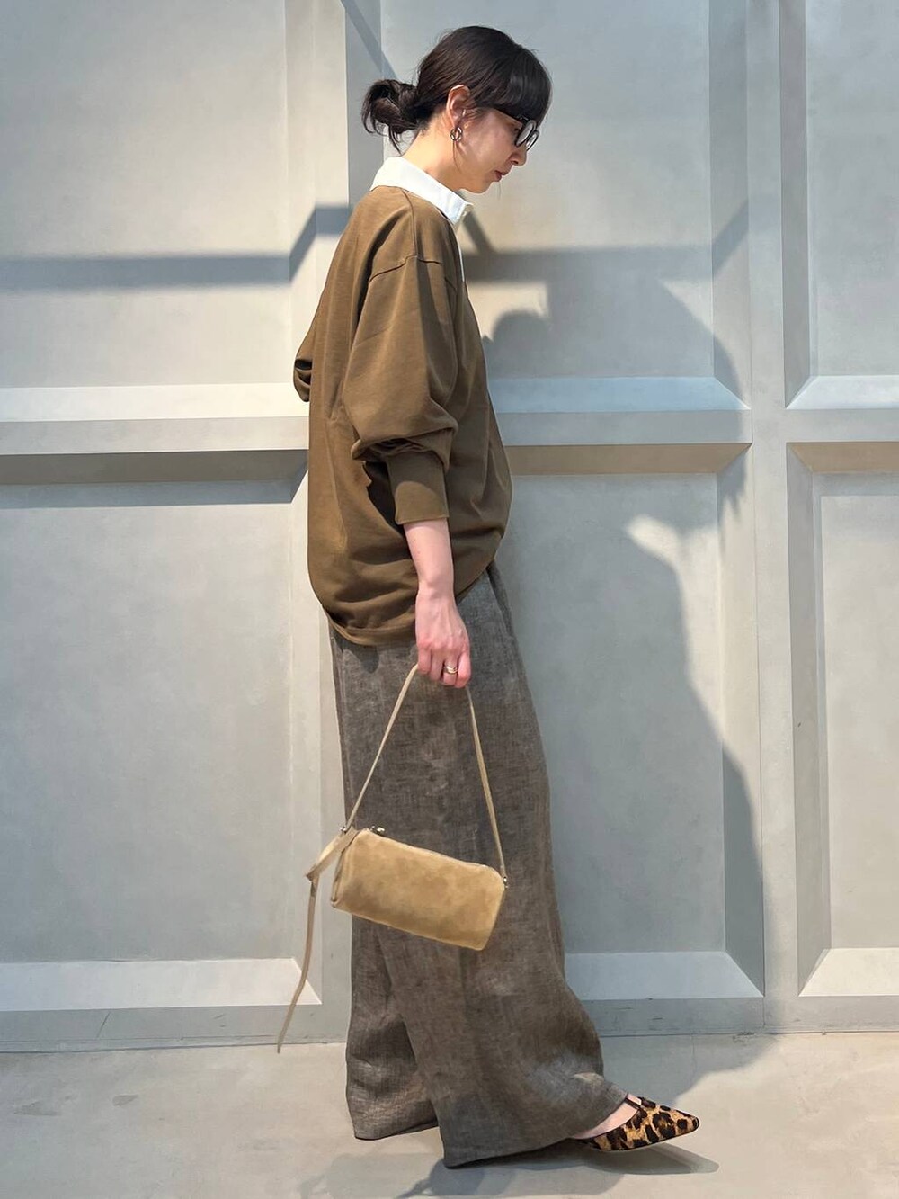 ベージュ系のその他パンツ、ブラウン系のシャツ/ブラウスを着用したレディースの春コーディネートの2枚目の写真