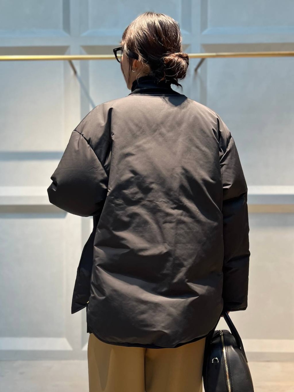 ブラック系のダウンジャケット/コート、ブラック系のニット/セーターを着用したレディースの冬コーディネートの7枚目の写真