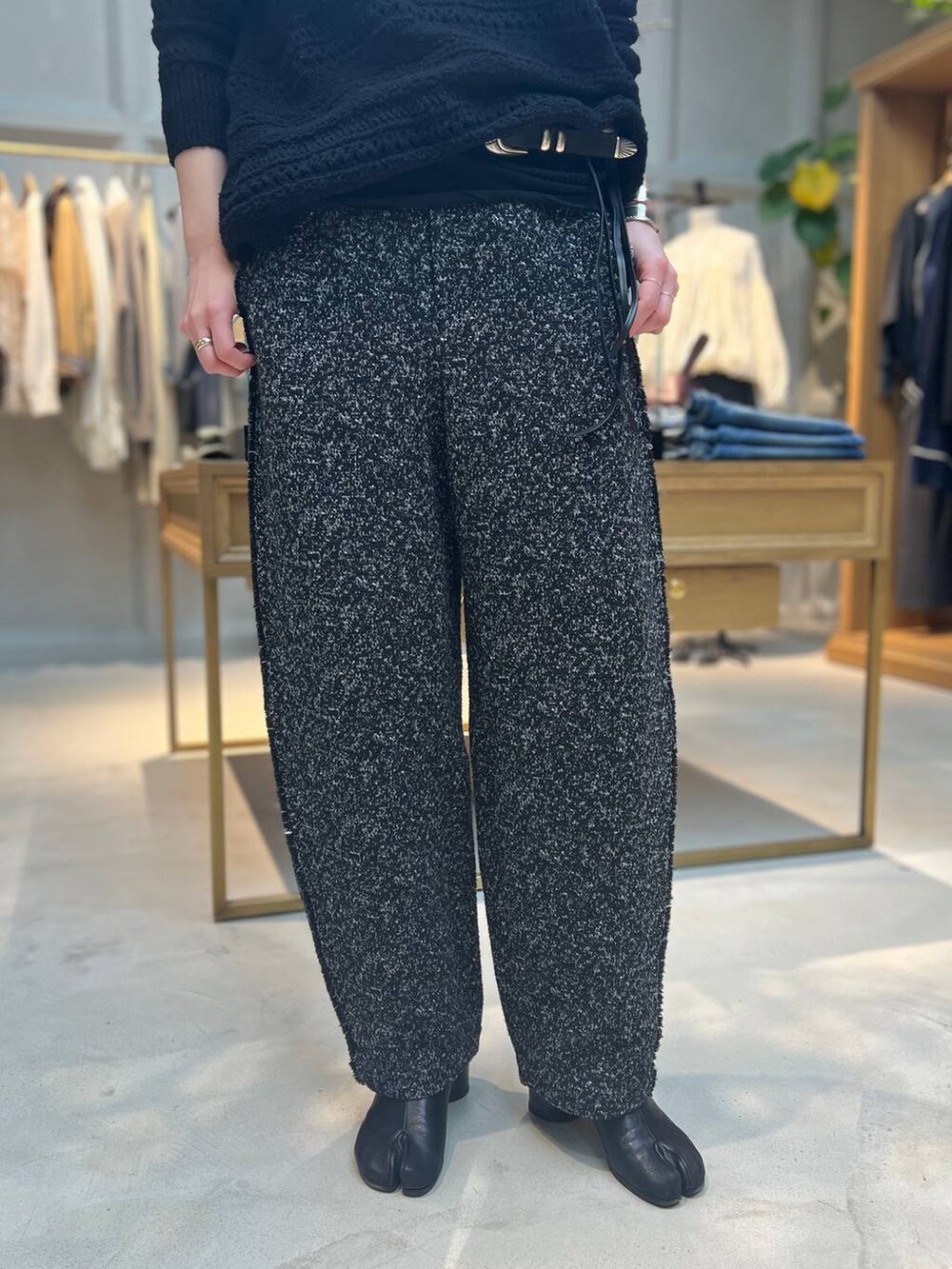 ブラック系のTシャツ/カットソー、ブラック系のニット/セーター、ブラック系のその他パンツを着用したレディースの冬コーディネートの6枚目の写真