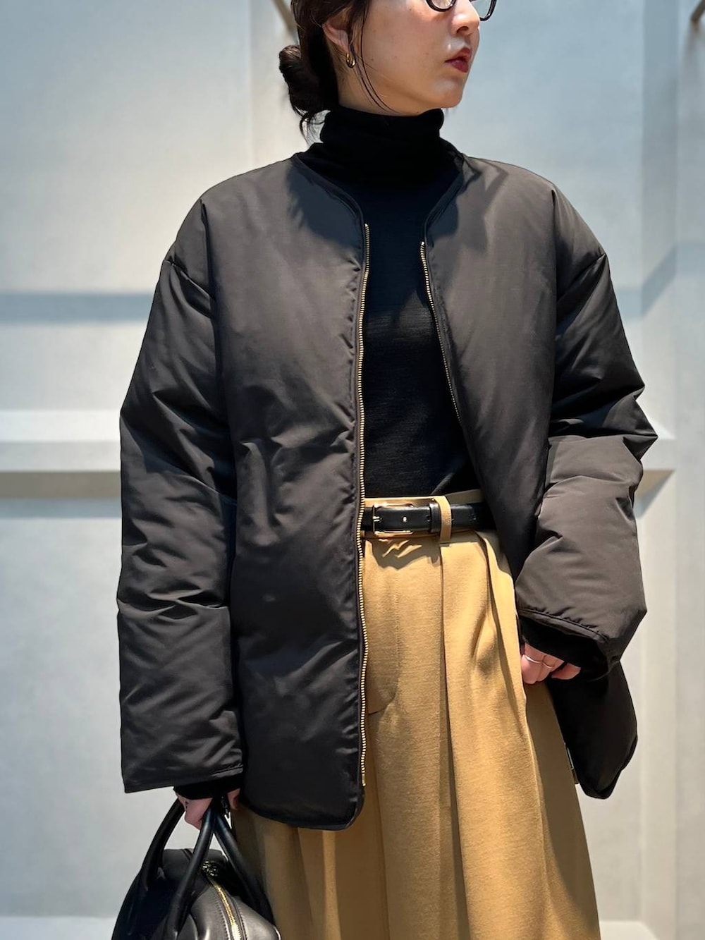 ブラック系のダウンジャケット/コート、ブラック系のニット/セーターを着用したレディースの冬コーディネートの8枚目の写真