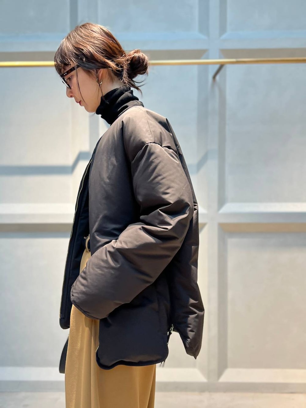 ブラック系のダウンジャケット/コート、ブラック系のニット/セーターを着用したレディースの冬コーディネートの6枚目の写真