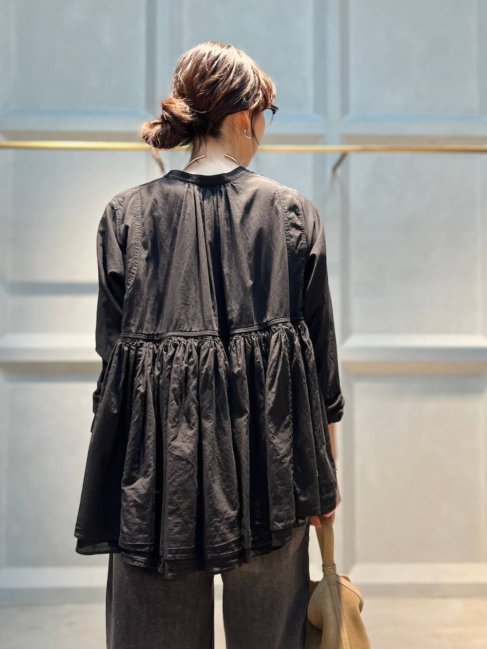 ブラック系のデニムパンツ、ブラック系のシャツ/ブラウス、ブラック系のキャミソールを着用したレディースの夏コーディネートの7枚目の写真