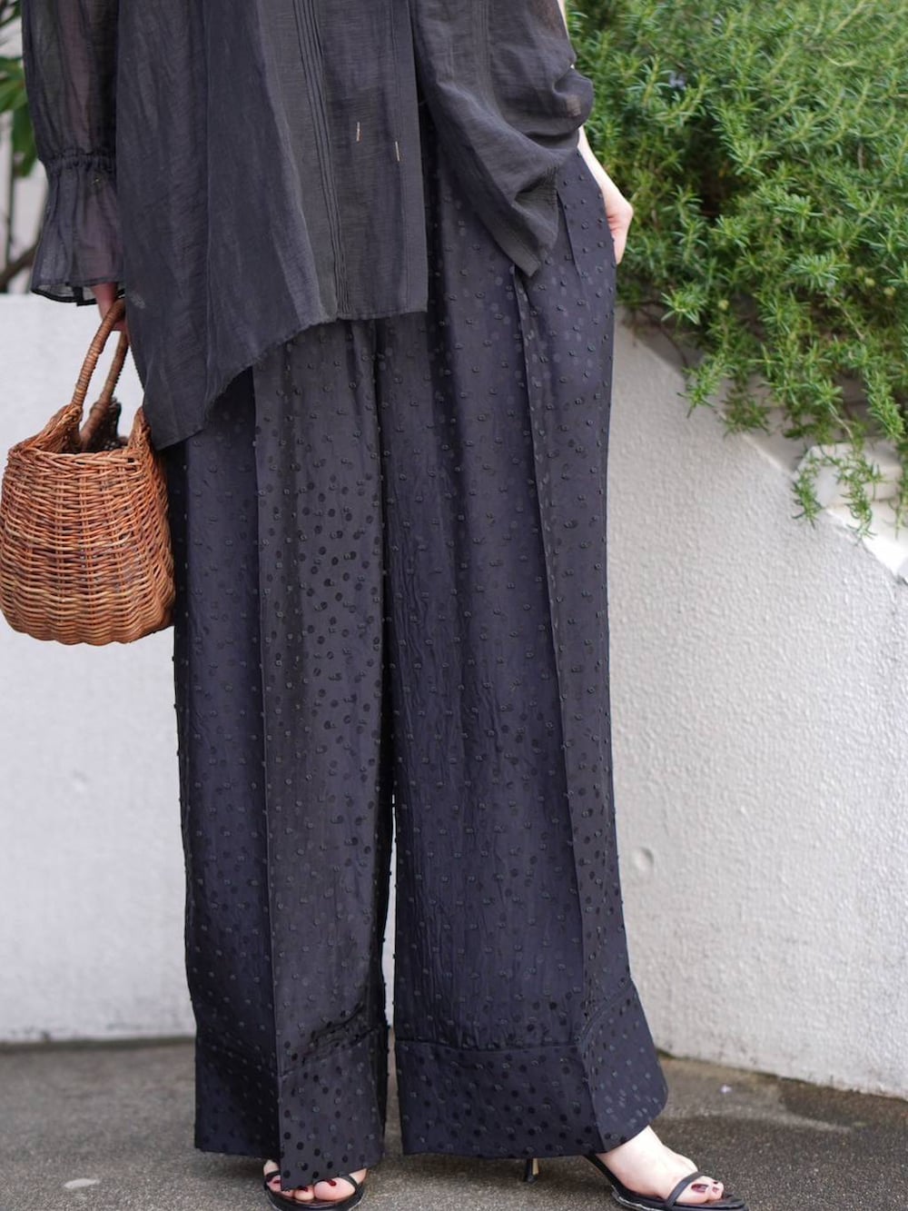 ブラック系のタンクトップ、ブラック系のその他パンツ、ブラック系のシャツ/ブラウスを着用したレディースの春コーディネートの7枚目の写真