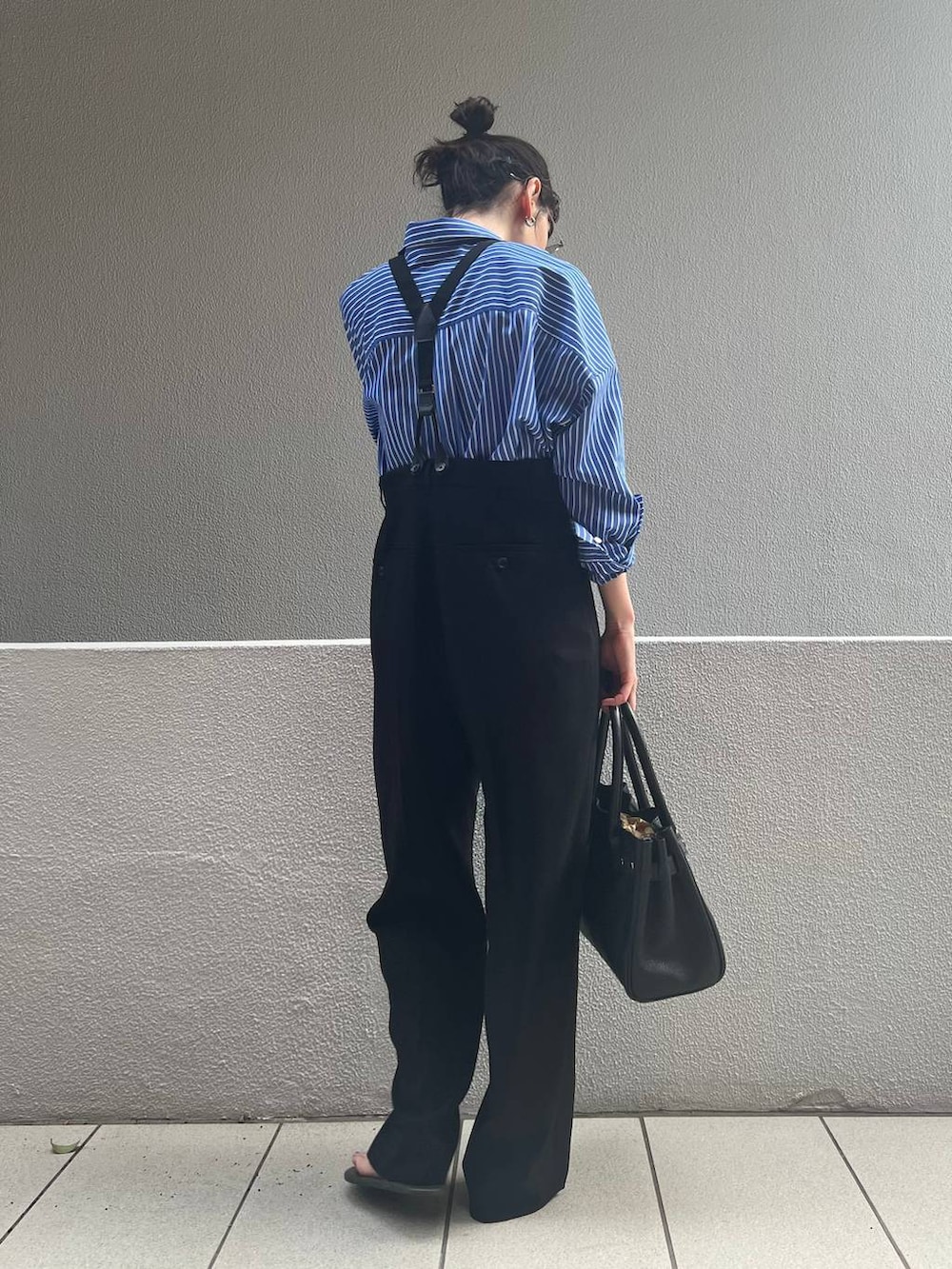 ブラック系のその他パンツ、ブルー系のシャツ/ブラウスを着用したレディースの夏コーディネートの3枚目の写真