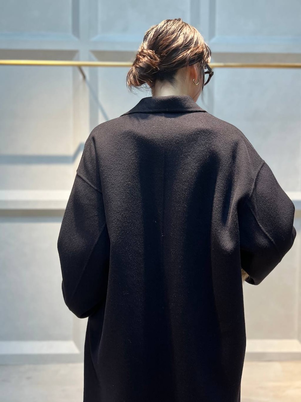 ホワイト系のTシャツ/カットソー、ブラウン系のその他パンツ、ブルー系のチェスターコートを着用したレディースの秋コーディネートの7枚目の写真