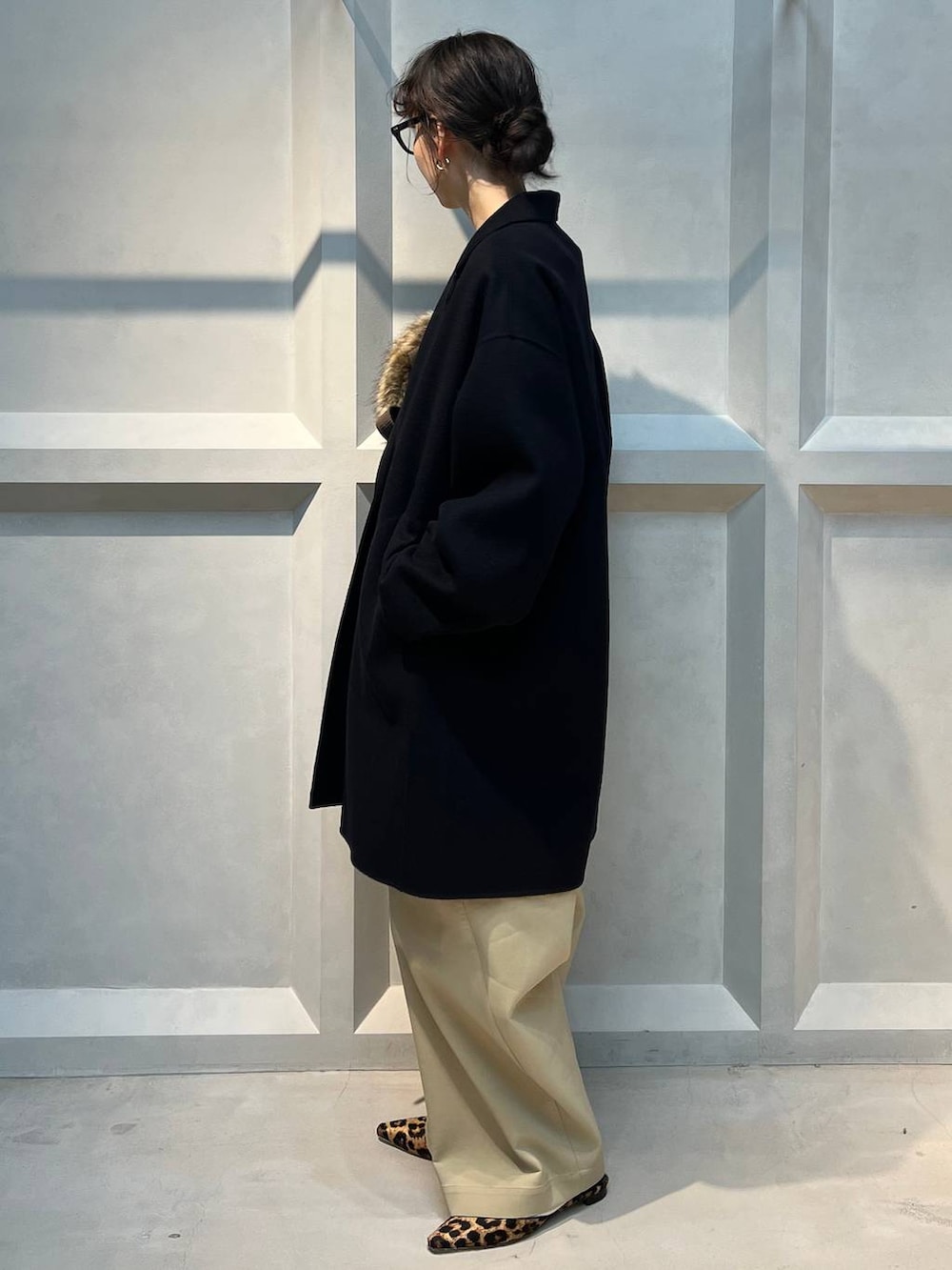 ホワイト系のTシャツ/カットソー、ブラウン系のその他パンツ、ブルー系のチェスターコートを着用したレディースの秋コーディネートの2枚目の写真