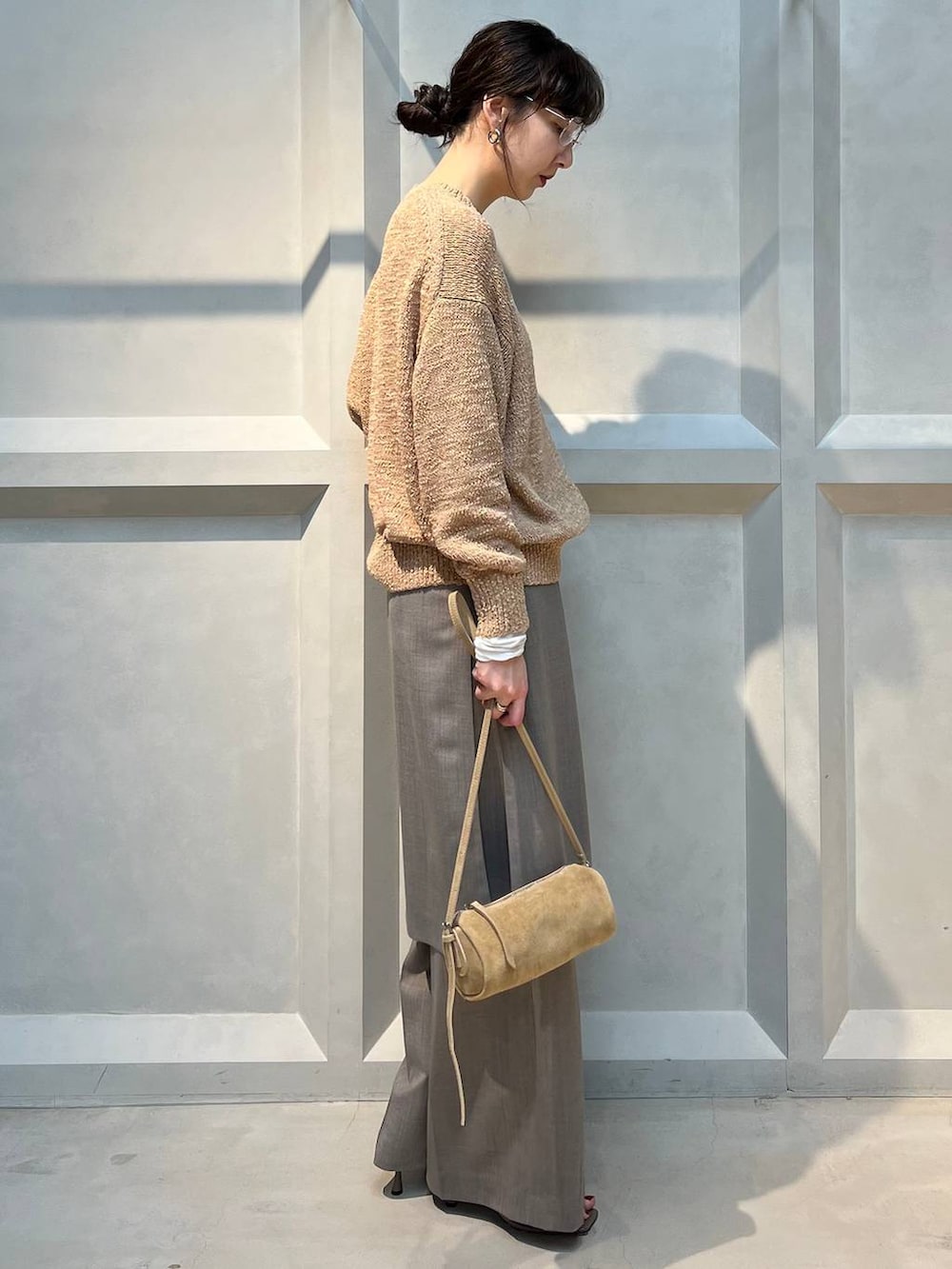 ホワイト系のTシャツ/カットソー、グレー系のその他パンツ、ベージュ系のニット/セーターを着用したレディースの春コーディネートの4枚目の写真