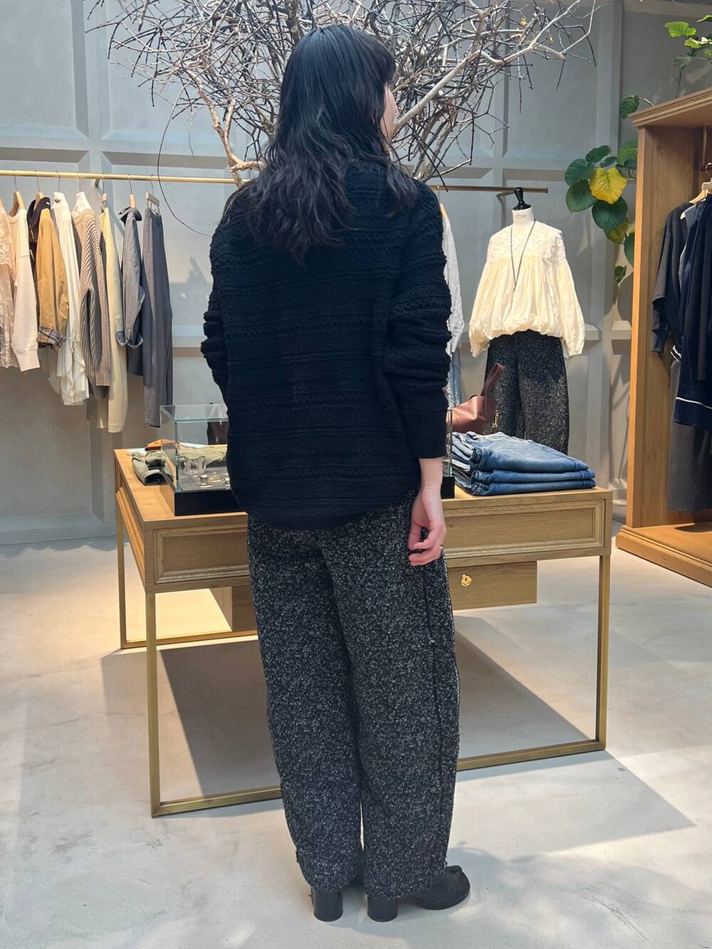 ブラック系のTシャツ/カットソー、ブラック系のニット/セーター、ブラック系のその他パンツを着用したレディースの冬コーディネートの3枚目の写真