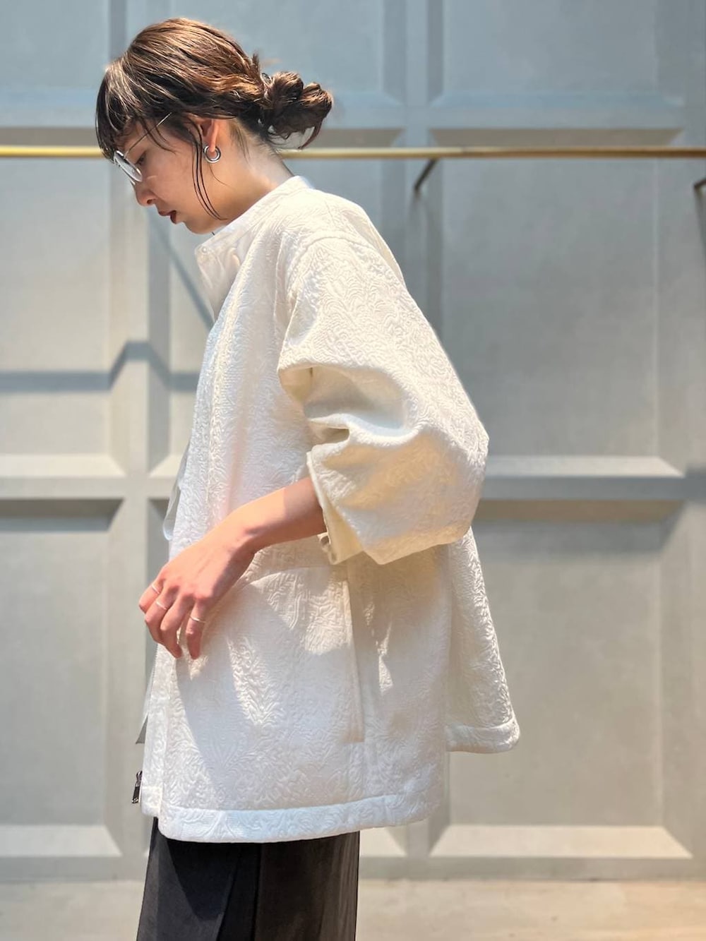 ホワイト系のシャツ/ブラウス、ホワイト系のブルゾン、グレー系のその他パンツを着用したレディースの冬コーディネートの6枚目の写真