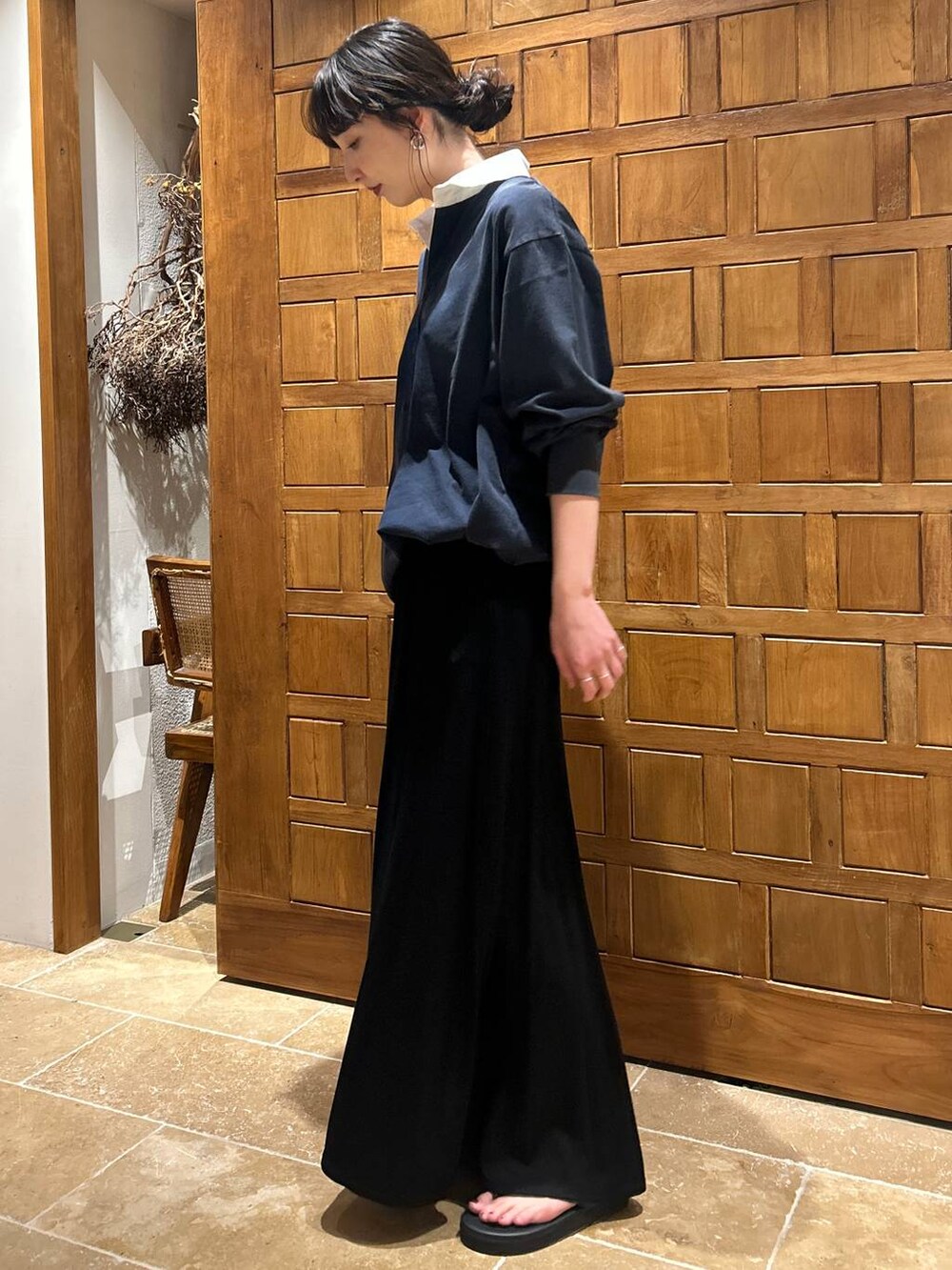 ブラック系のスカート、ブルー系のシャツ/ブラウス、ゴールド系のチョーカーを着用したレディースの春コーディネートの2枚目の写真