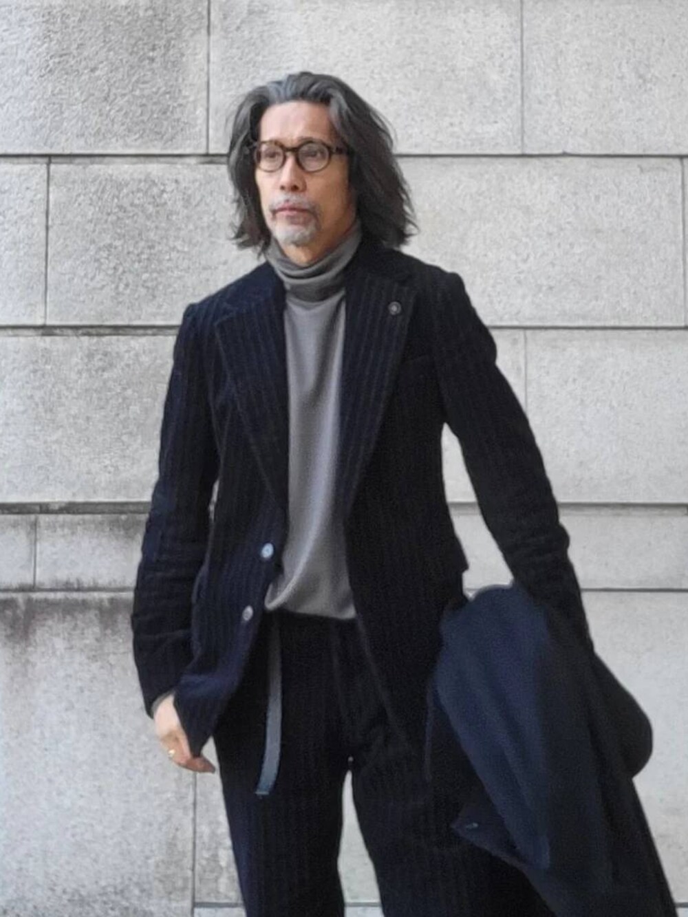 「タートルネック、大人コーデ、お洒落さんとつながりたい、シンプルコーデ、ootd、シンプル、キレイめ、ブラック、シンプルスタイル、オトナカジュアル、ドレス、還暦コーデ、コーデュロイ、driesvannoten、コート」｜「RAINMAKERのアイテム（メガネ、ブラウン系）」を使った、kaitora19621122さん（メンズ・176cm）の冬コーディネートの3枚目の写真