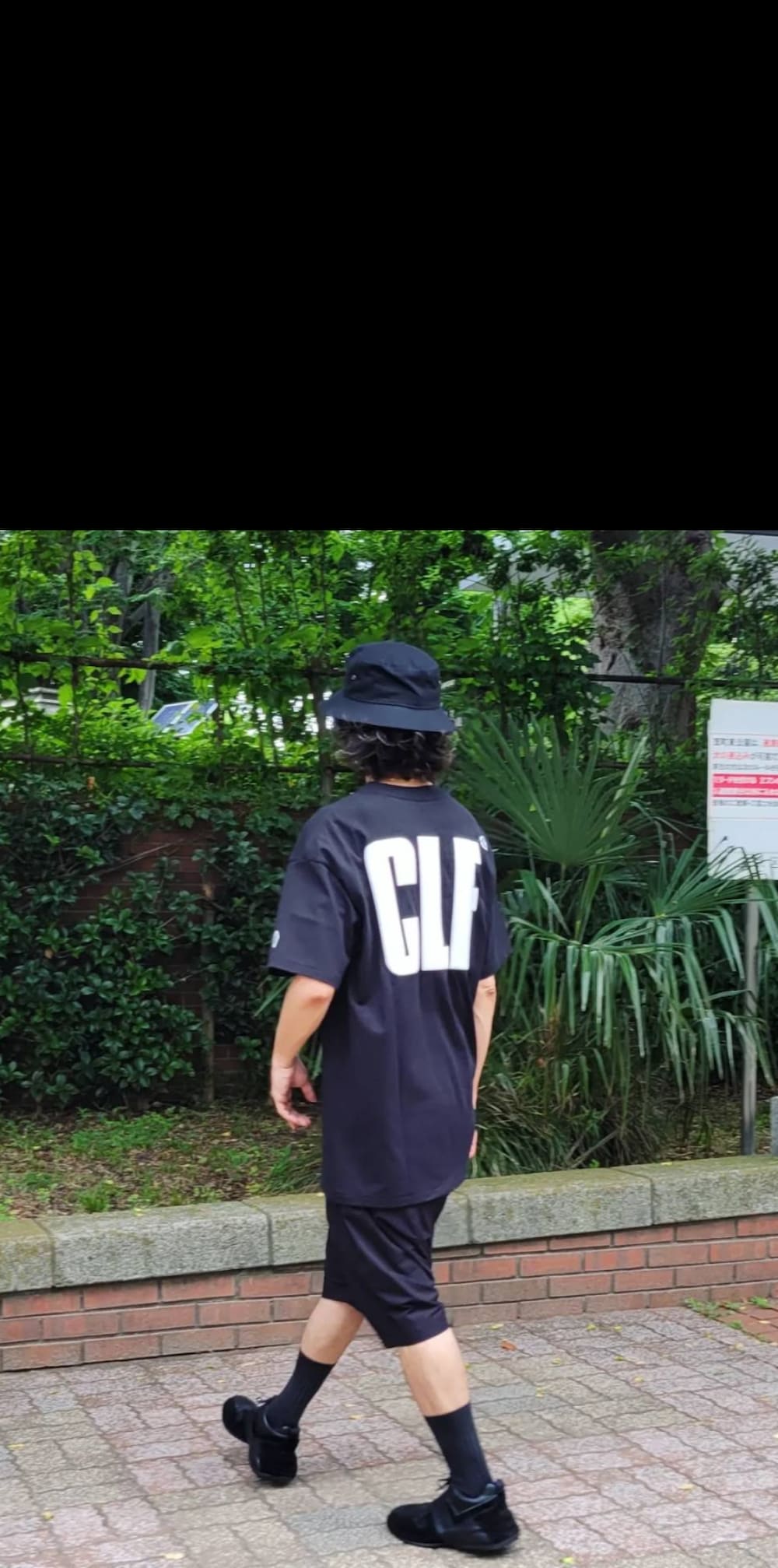 「夏だ！Tシャツ着よう！、おしゃれさんと繋がりたい、大人カジュアル、ootd、スニーカー、ブラック、バケットハット、スニーカーコーデ、RICK OWENS、Cartier、黒Tシャツ、ハーフパンツ、ストリート、還暦コーデ、オトナカジュアル」｜「assaisonnerのアイテム（ハット、ブラック系）」を使った、kaitora19621122さん（メンズ・176cm）の夏コーディネートの2枚目の写真