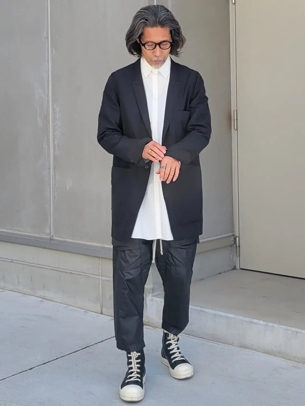 「いまどきジャケット写真、シンプルコーデ、春、休日スタイル、きれいめカジュアル、メンズコーデ、おしゃれさんと繋がりたい、大人カジュアル、RICK OWENS、スニーカー、モノトーン、還暦コーデ、ootd、ブラック、シャツスタイル」｜「Rick Owensのアイテム（テーラードジャケット、ブラック系）」を使った、kaitora19621122さん（メンズ・176cm）の春コーディネートの2枚目の写真