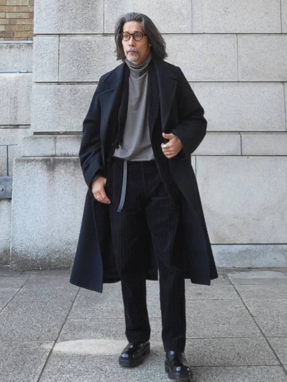 「タートルネック、大人コーデ、お洒落さんとつながりたい、シンプルコーデ、ootd、シンプル、キレイめ、ブラック、シンプルスタイル、オトナカジュアル、ドレス、還暦コーデ、コーデュロイ、driesvannoten、コート」｜「RAINMAKERのアイテム（メガネ、ブラウン系）」を使った、kaitora19621122さん（メンズ・176cm）の冬コーディネートの2枚目の写真