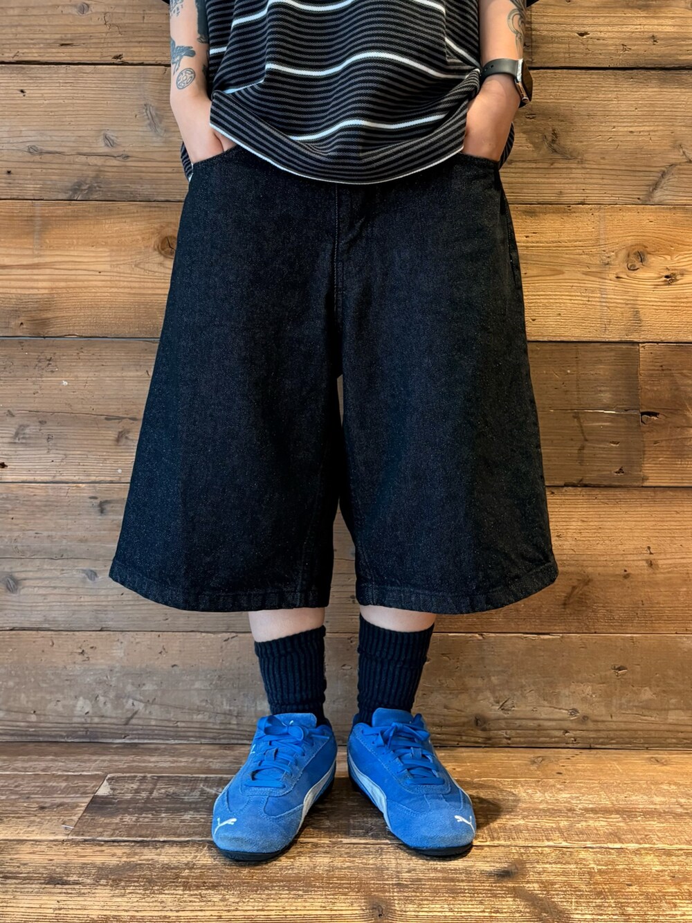 ブラック系のTシャツ/カットソー、ブラック系のその他パンツを着用したレディースの夏コーディネートの3枚目の写真