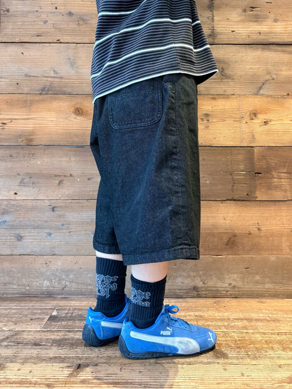 ブラック系のTシャツ/カットソー、ブラック系のその他パンツを着用したレディースの夏コーディネートの4枚目の写真