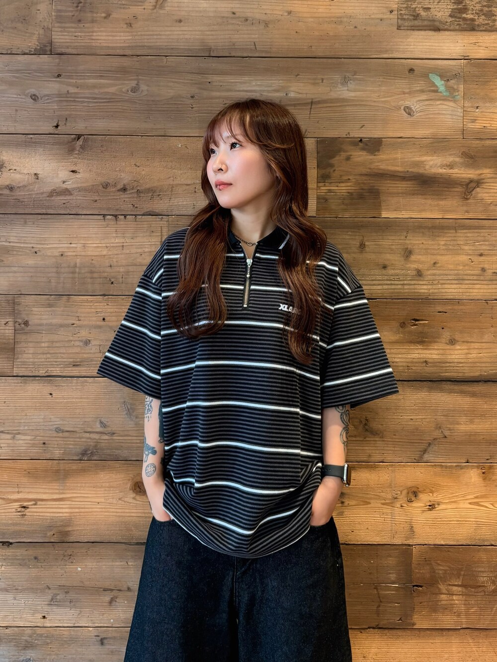 ブラック系のTシャツ/カットソー、ブラック系のその他パンツを着用したレディースの夏コーディネートの2枚目の写真