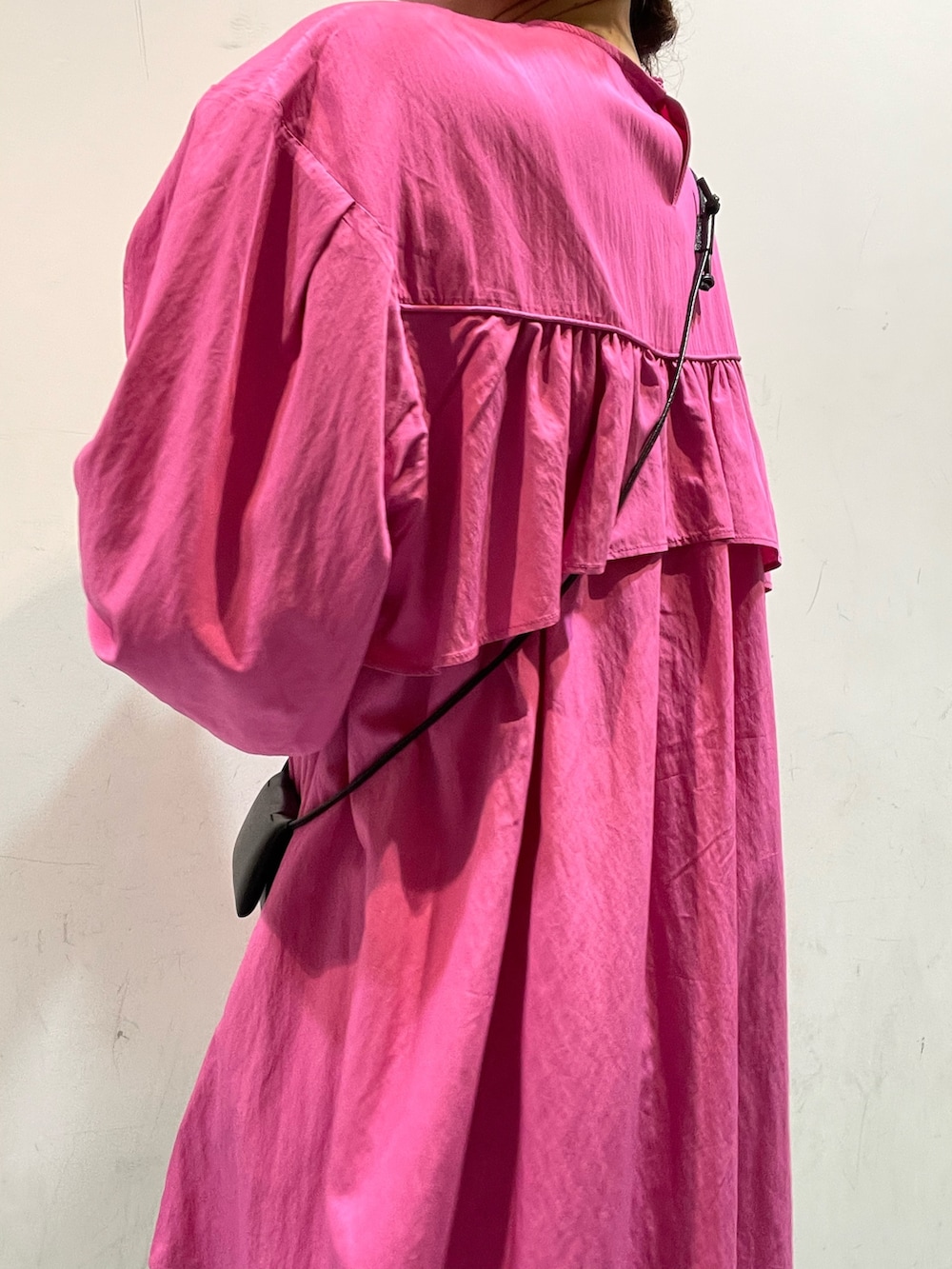 ピンク系のワンピース、ブルー系のデニムパンツ、その他のブレスレットを着用したレディースの春コーディネートの3枚目の写真