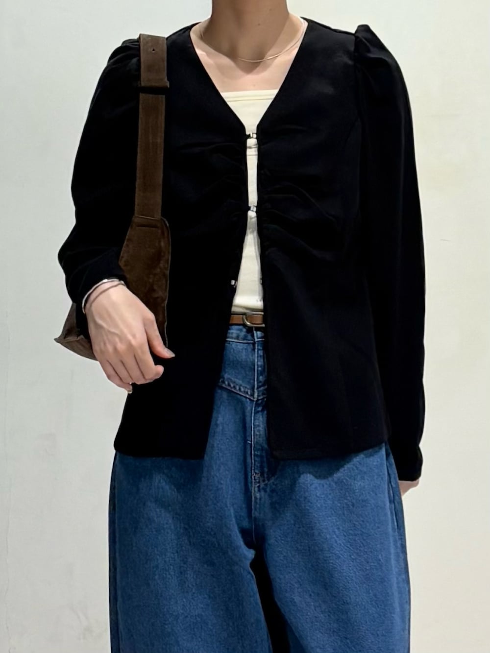 ブラック系のシャツ/ブラウス、ホワイト系のタンクトップ、ブラウン系のショルダーバッグを着用したレディースの夏コーディネートの5枚目の写真