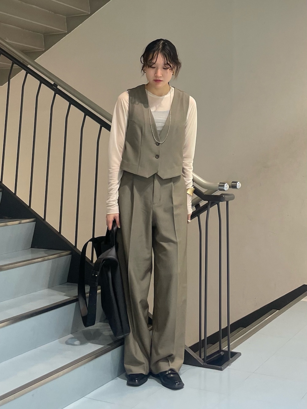 ホワイト系のTシャツ/カットソー、ブラウン系のベスト、ブラウン系のその他パンツを着用したレディースの冬コーディネートの2枚目の写真