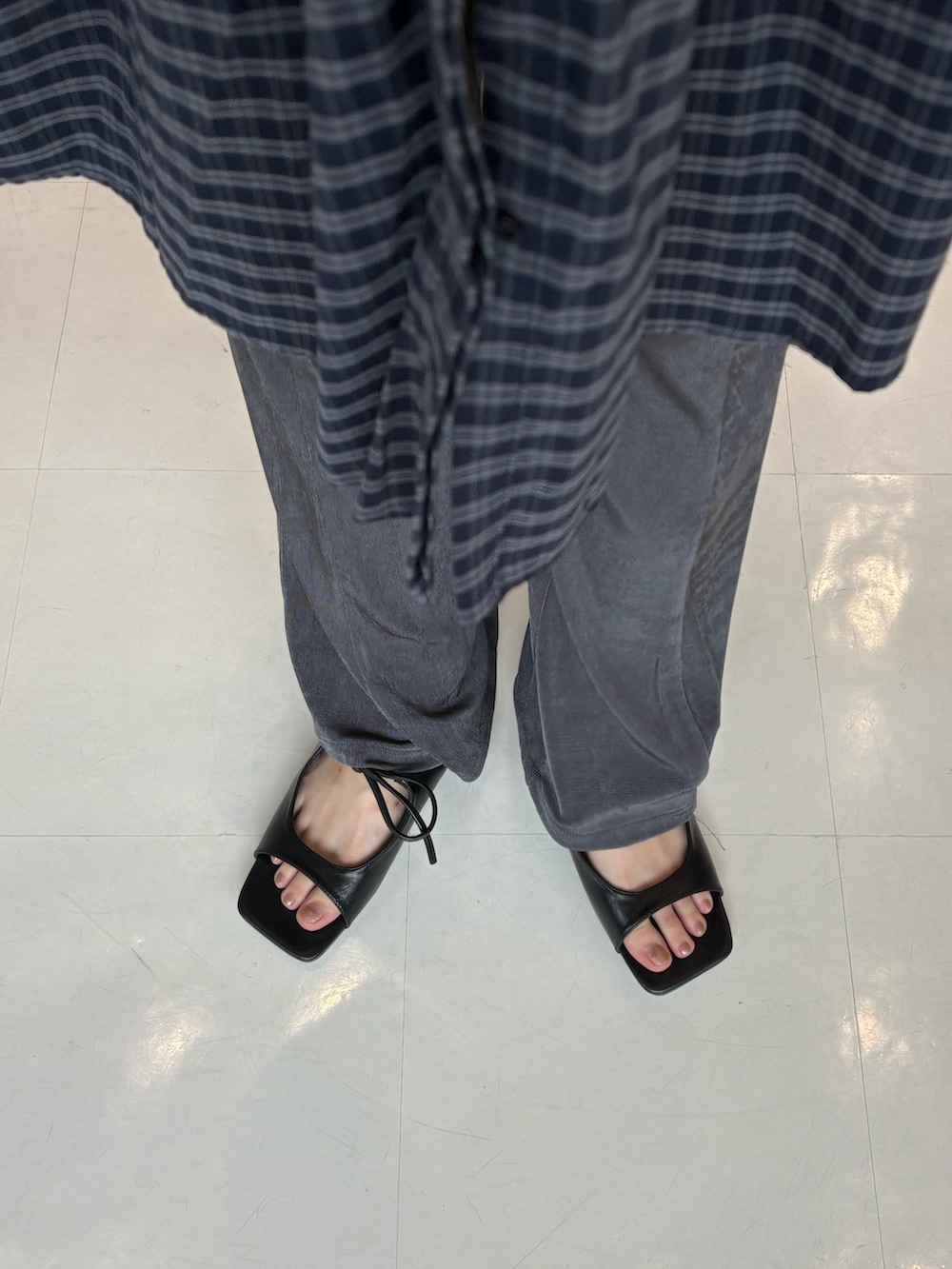 ブルー系のワンピース、グレー系のその他パンツ、イエロー系のバックパック/リュックを着用したレディースの夏コーディネートの7枚目の写真