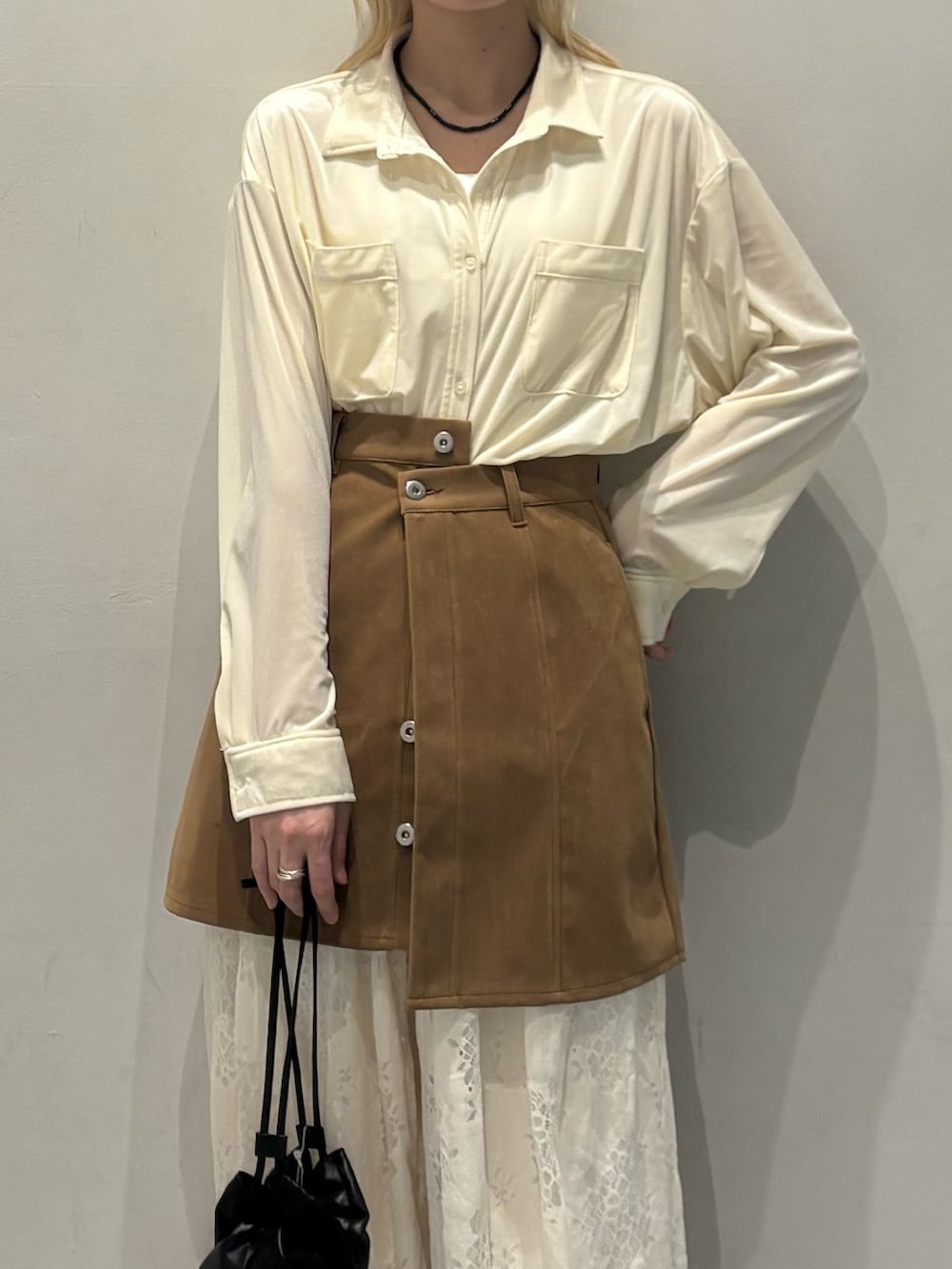 ホワイト系のシャツ/ブラウス、イエロー系のスカート、ホワイト系のその他パンツを着用したレディースの冬コーディネートの4枚目の写真