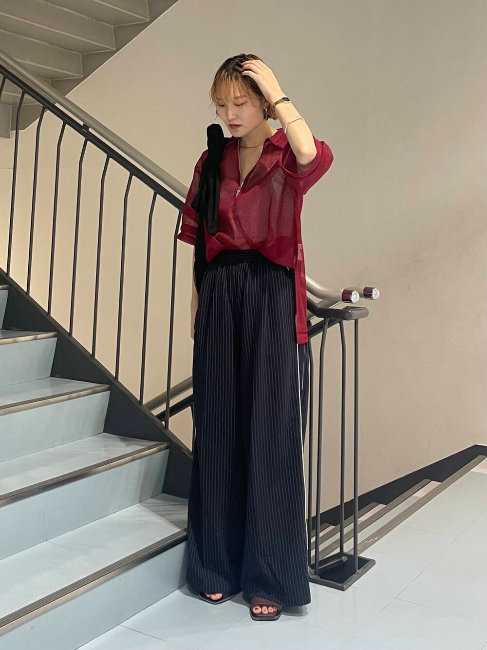 ブルー系のその他パンツ、ブラウン系のサンダル、レッド系のシャツ/ブラウスを着用したレディースの夏コーディネートの3枚目の写真