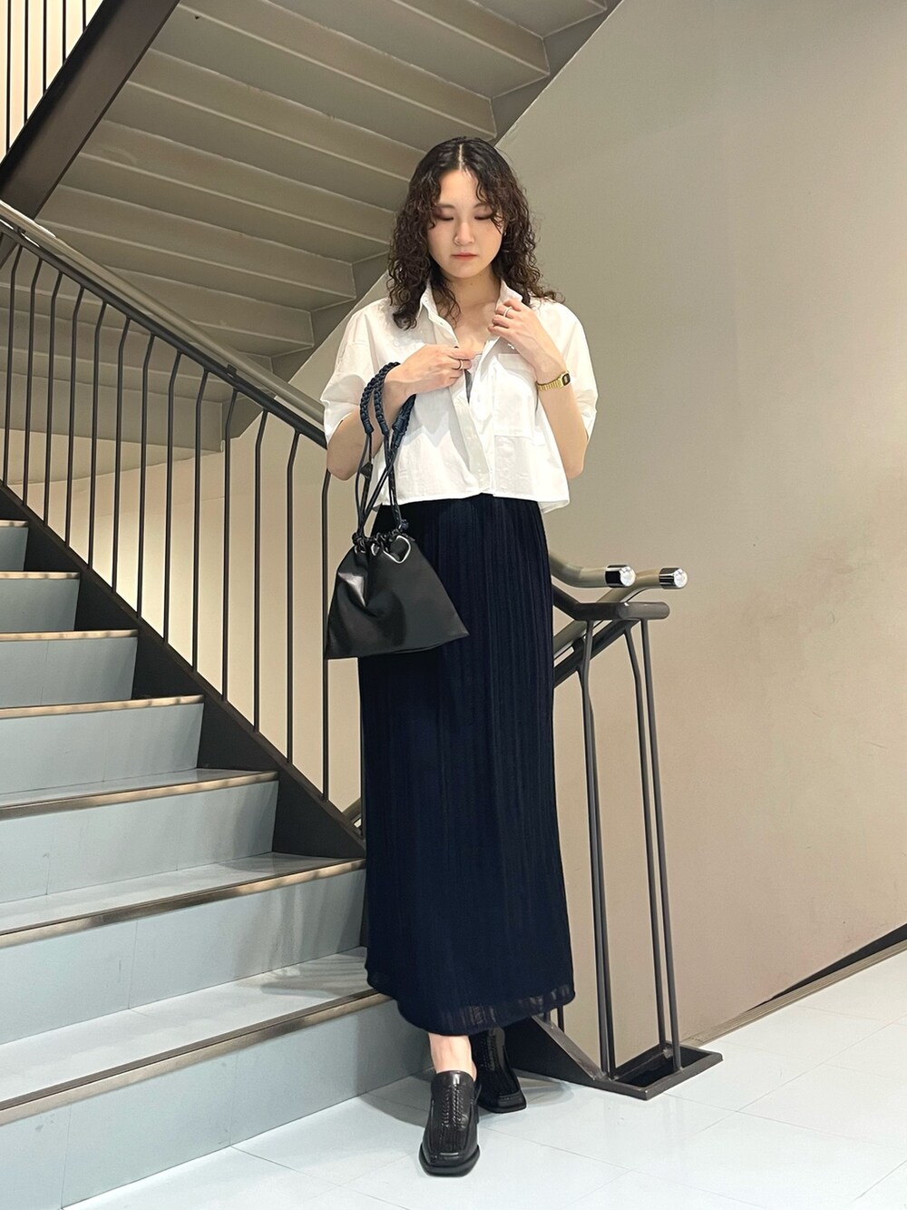 ホワイト系のシャツ/ブラウス、ブルー系のスカート、ブラック系のサンダルを着用したレディースの春コーディネートの3枚目の写真