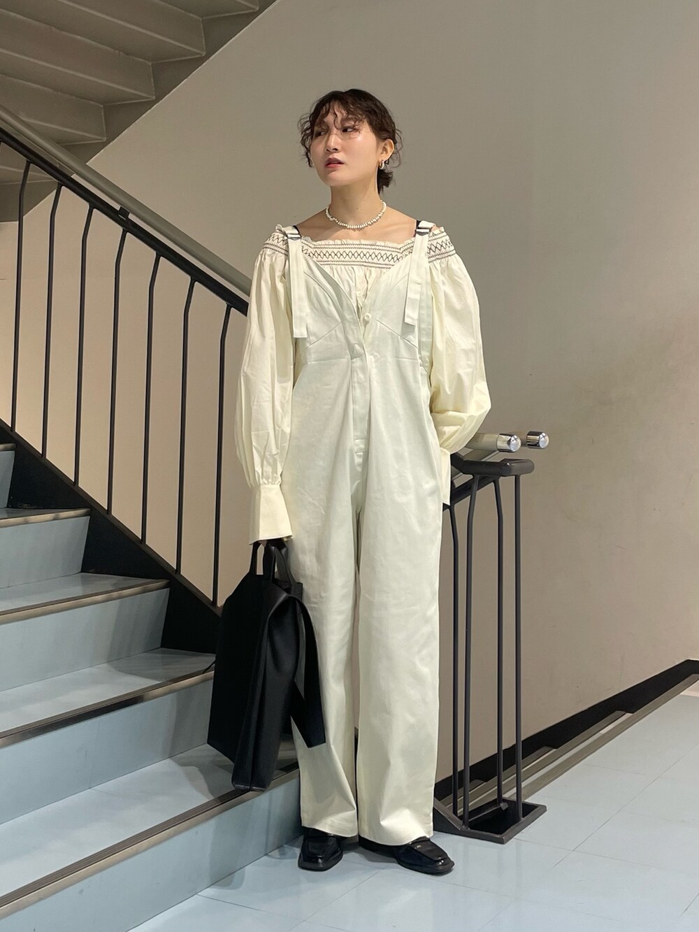 ホワイト系のシャツ/ブラウス、ホワイト系のサロペット/オーバーオール、ブラック系のローファーを着用したレディースの春コーディネートの2枚目の写真