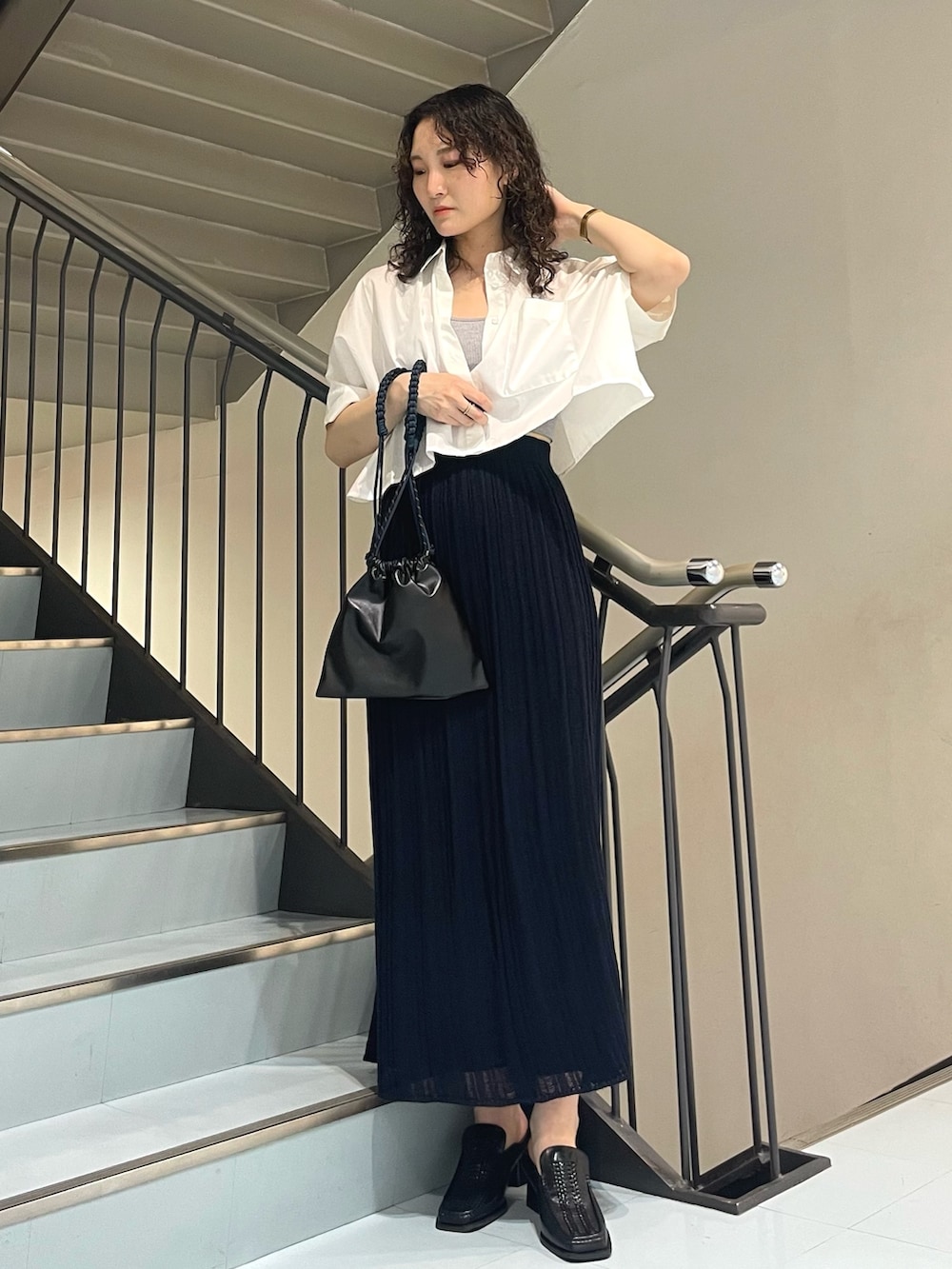 ホワイト系のシャツ/ブラウス、ブルー系のスカート、ブラック系のサンダルを着用したレディースの春コーディネートの2枚目の写真