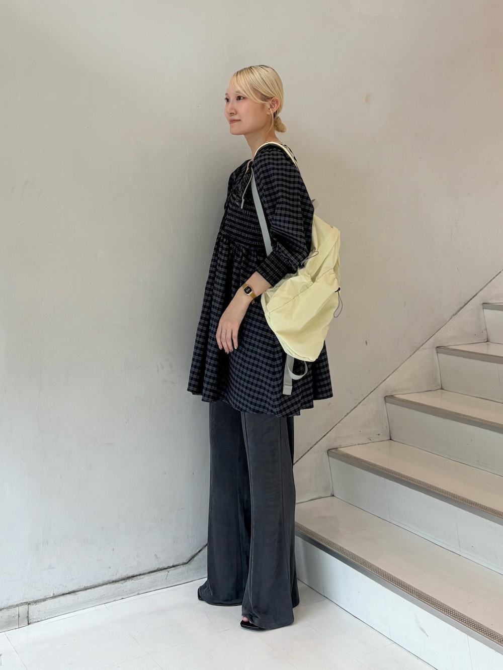 ブルー系のワンピース、グレー系のその他パンツ、イエロー系のバックパック/リュックを着用したレディースの夏コーディネートの6枚目の写真