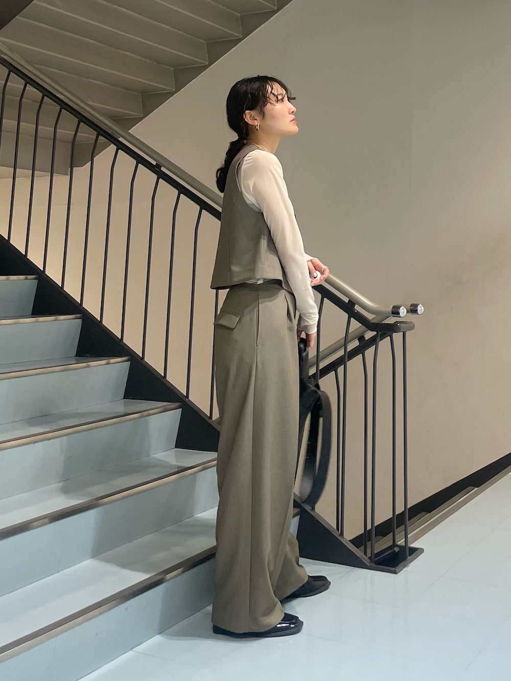 ホワイト系のTシャツ/カットソー、ブラウン系のベスト、ブラウン系のその他パンツを着用したレディースの冬コーディネートの3枚目の写真