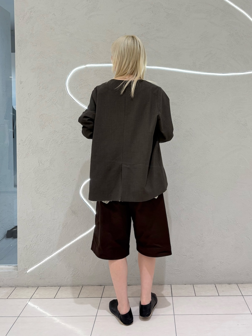 ベージュ系のキャミソール、ブラウン系のノーカラージャケット、ブラウン系のその他パンツを着用したレディースの春コーディネートの3枚目の写真