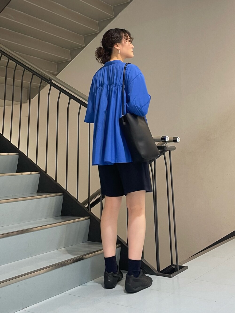 ブルー系のその他パンツ、ブラック系のショルダーバッグ、ブルー系のシャツ/ブラウスを着用したレディースの春コーディネートの3枚目の写真