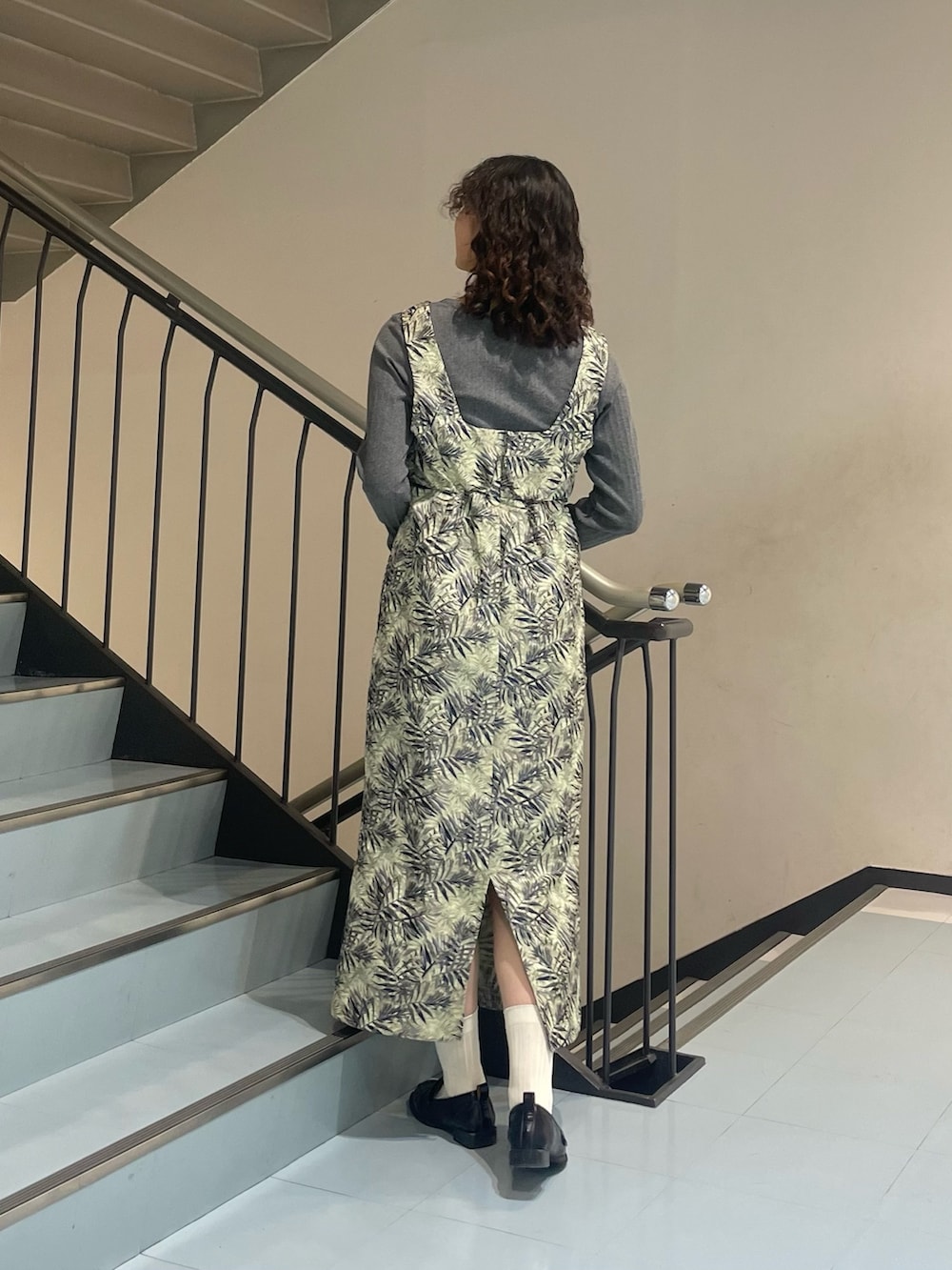 グレー系のTシャツ/カットソー、グレー系のワンピース、シルバー系のショルダーバッグを着用したレディースの春コーディネートの3枚目の写真