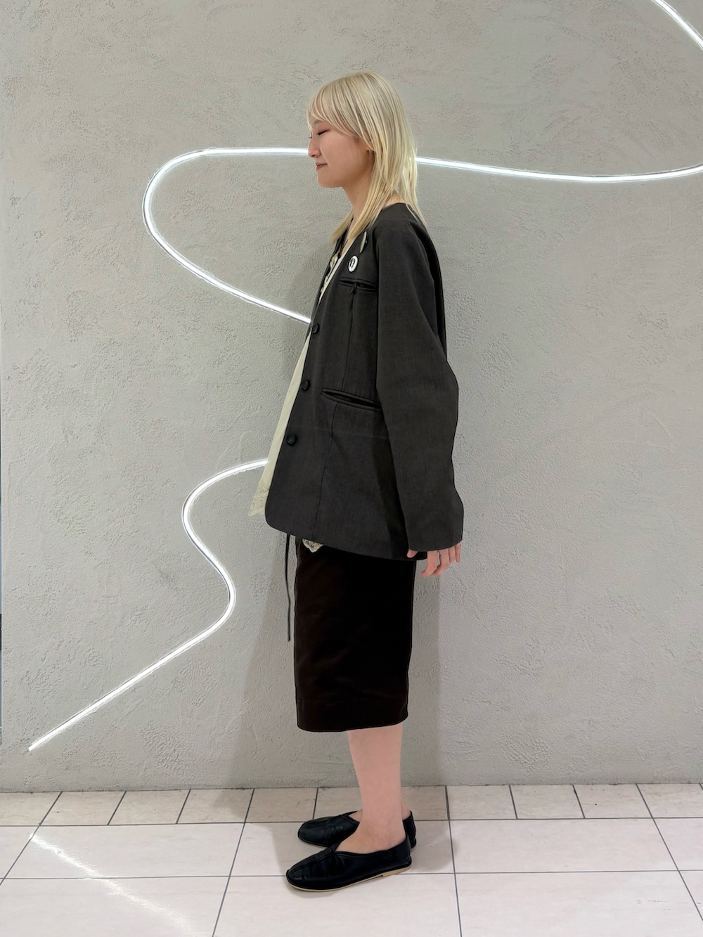 ベージュ系のキャミソール、ブラウン系のノーカラージャケット、ブラウン系のその他パンツを着用したレディースの春コーディネートの2枚目の写真