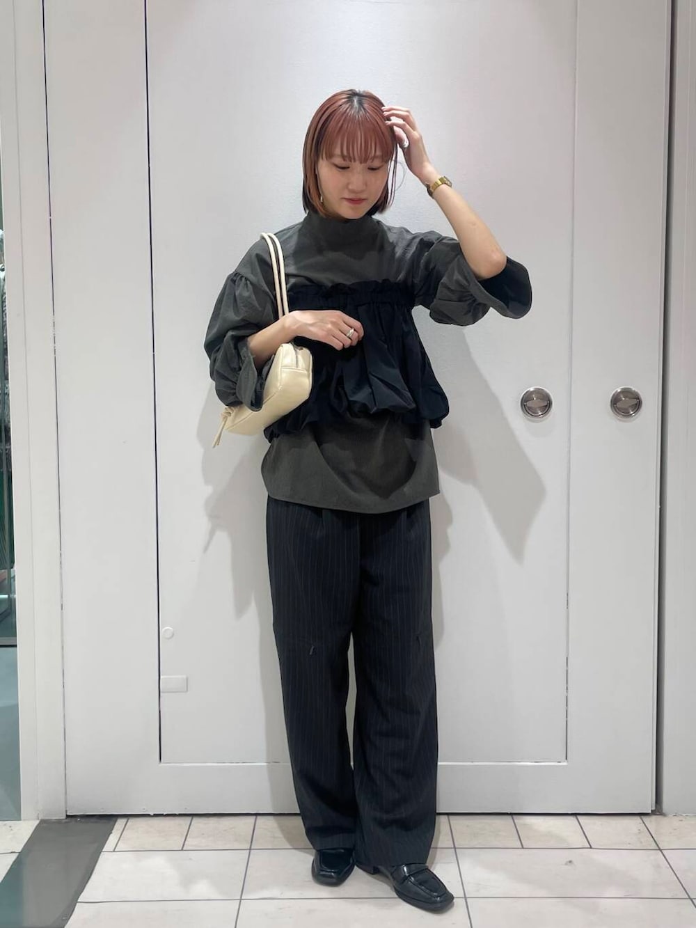 グレー系のその他パンツ、ホワイト系のショルダーバッグ、ブラック系のカーディガン/ボレロを着用したレディースの秋コーディネートの3枚目の写真