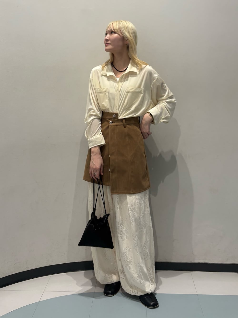 ホワイト系のシャツ/ブラウス、イエロー系のスカート、ホワイト系のその他パンツを着用したレディースの冬コーディネートの3枚目の写真