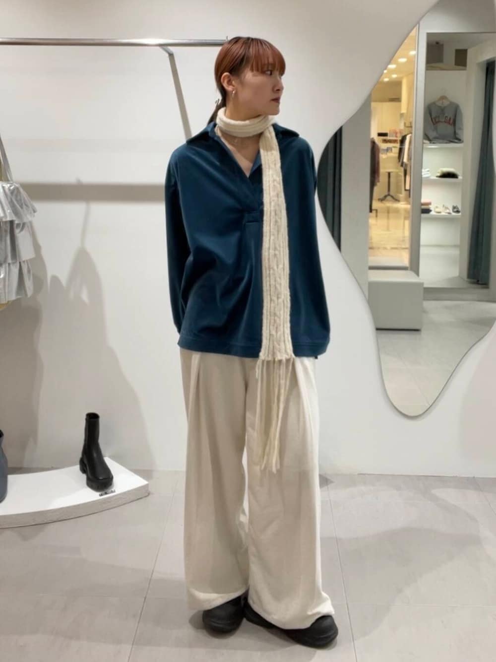 ホワイト系のその他パンツ、ブルー系のシャツ/ブラウス、ホワイト系のマフラーを着用したレディースの冬コーディネートの2枚目の写真