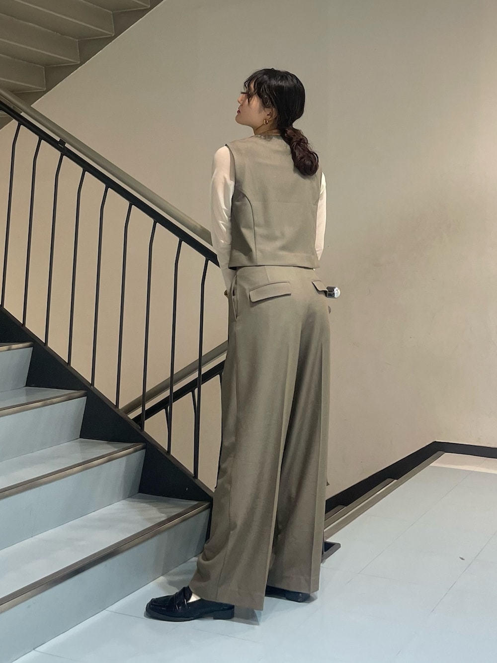 ホワイト系のTシャツ/カットソー、ブラウン系のベスト、ブラウン系のその他パンツを着用したレディースの冬コーディネートの4枚目の写真