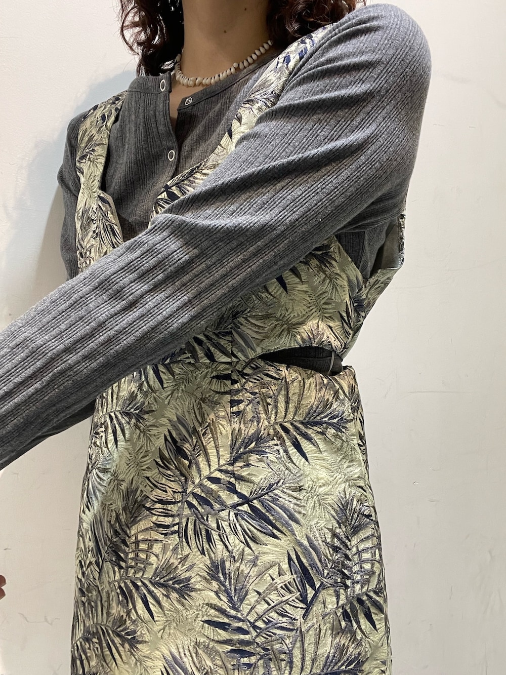 グレー系のTシャツ/カットソー、グレー系のワンピース、シルバー系のショルダーバッグを着用したレディースの春コーディネートの4枚目の写真