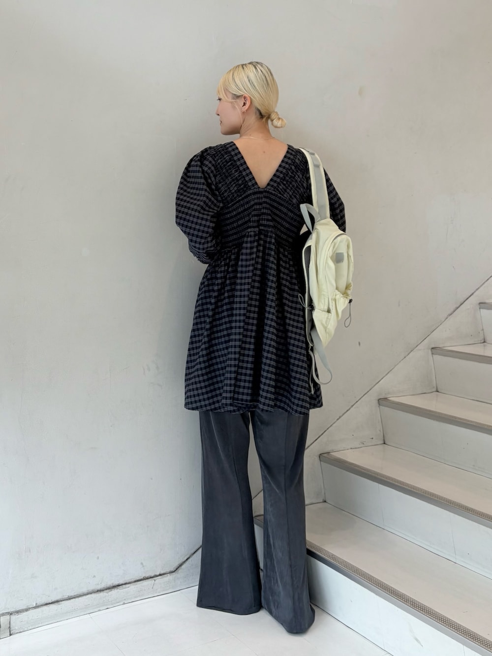 ブルー系のワンピース、グレー系のその他パンツ、イエロー系のバックパック/リュックを着用したレディースの夏コーディネートの3枚目の写真