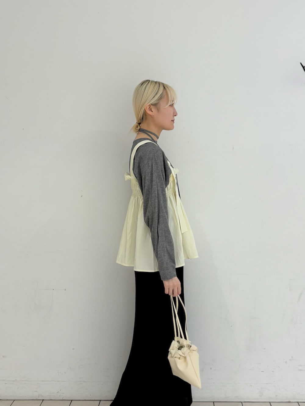 グレー系のTシャツ/カットソー、ホワイト系のその他トップス、ホワイト系のショルダーバッグを着用したレディースの春コーディネートの2枚目の写真