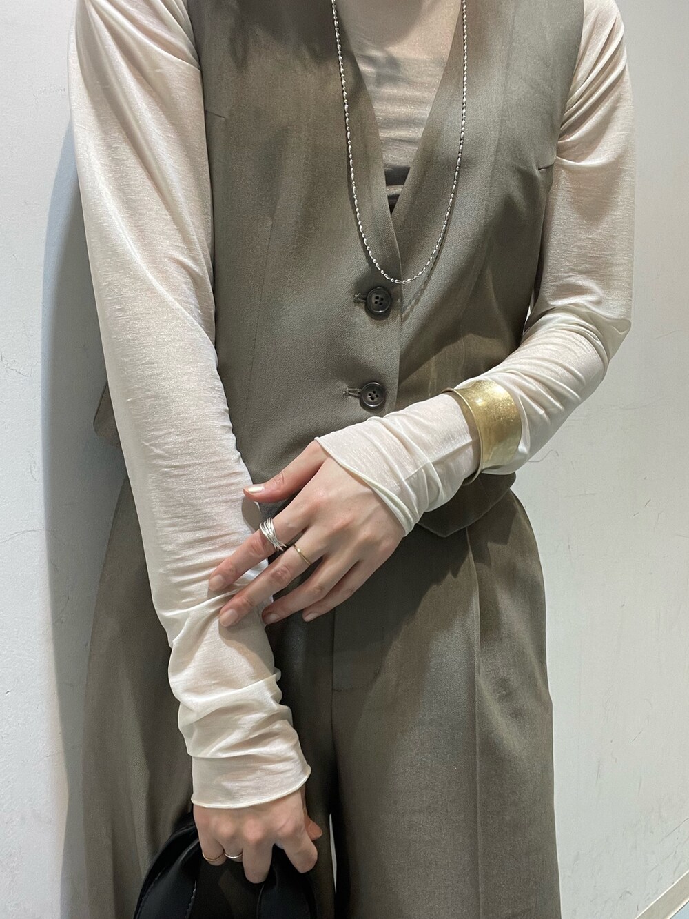 ホワイト系のTシャツ/カットソー、ブラウン系のベスト、ブラウン系のその他パンツを着用したレディースの冬コーディネートの5枚目の写真