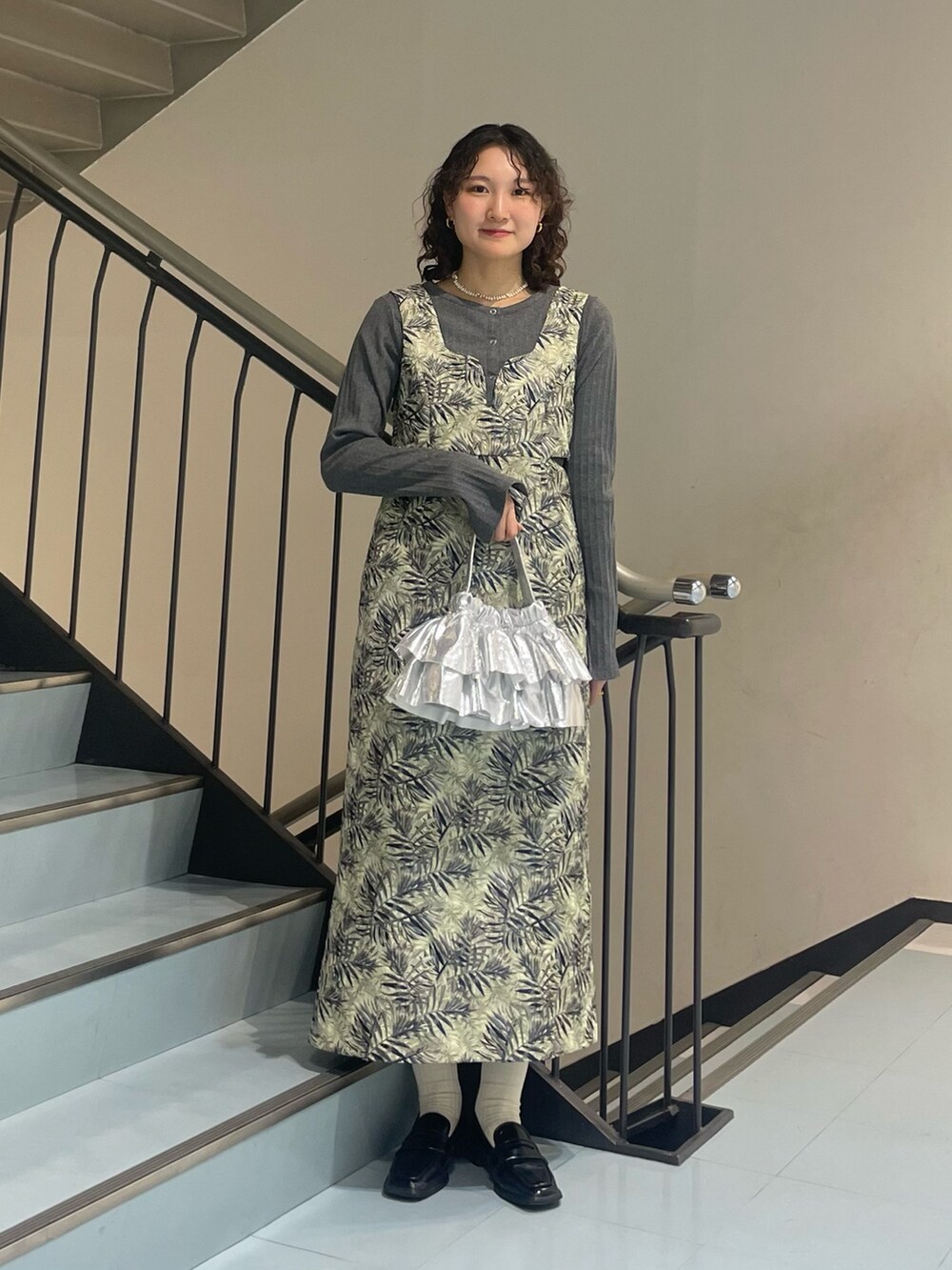 グレー系のTシャツ/カットソー、グレー系のワンピース、シルバー系のショルダーバッグを着用したレディースの春コーディネートの2枚目の写真