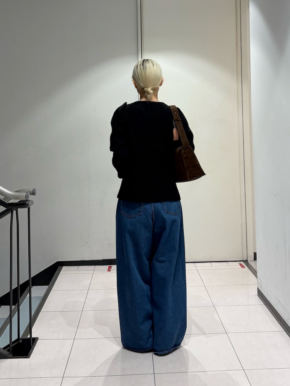 ブラック系のシャツ/ブラウス、ホワイト系のタンクトップ、ブラウン系のショルダーバッグを着用したレディースの夏コーディネートの3枚目の写真