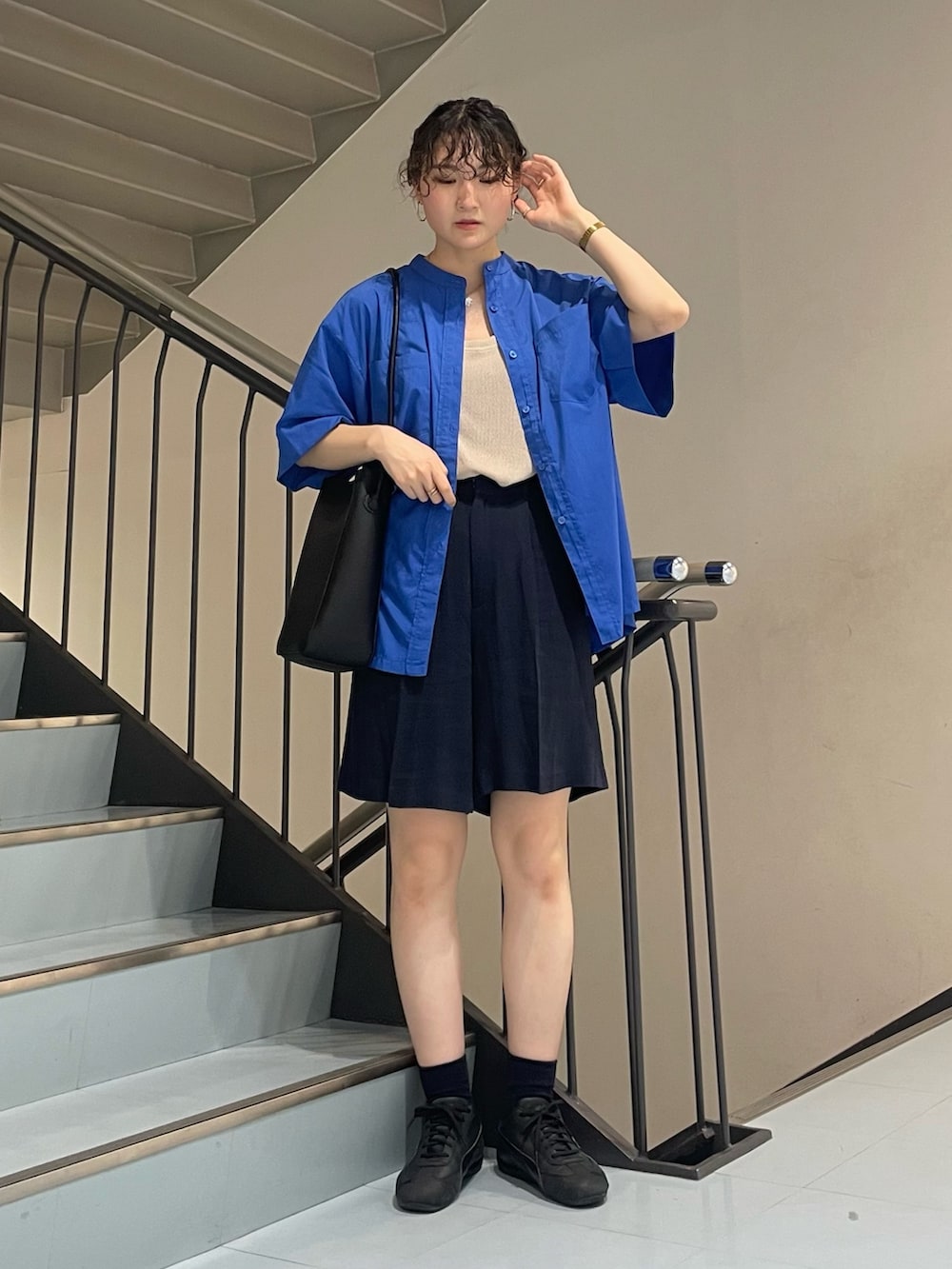 ブルー系のその他パンツ、ブラック系のショルダーバッグ、ブルー系のシャツ/ブラウスを着用したレディースの春コーディネートの2枚目の写真