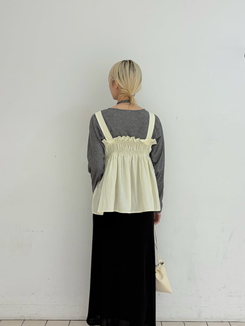 グレー系のTシャツ/カットソー、ホワイト系のその他トップス、ホワイト系のショルダーバッグを着用したレディースの春コーディネートの3枚目の写真