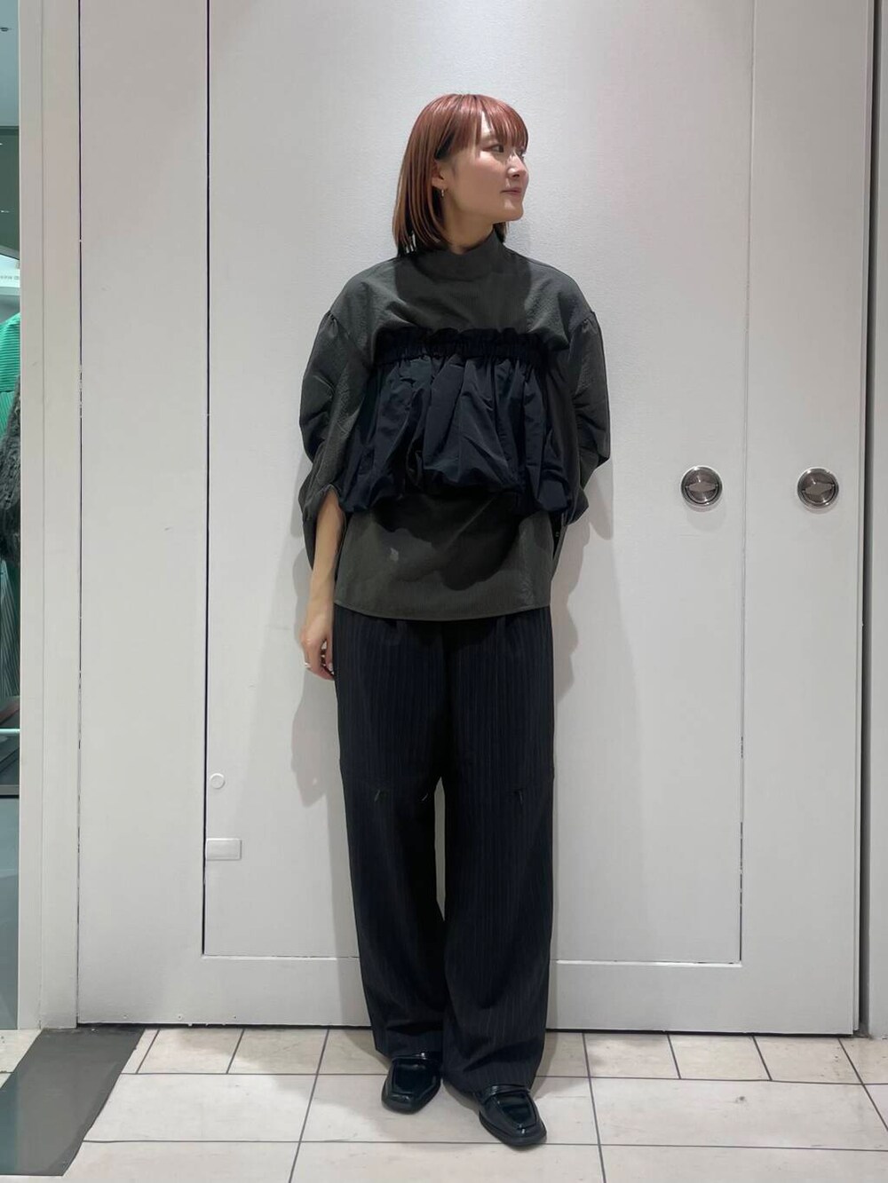 グレー系のその他パンツ、ホワイト系のショルダーバッグ、ブラック系のカーディガン/ボレロを着用したレディースの秋コーディネートの2枚目の写真