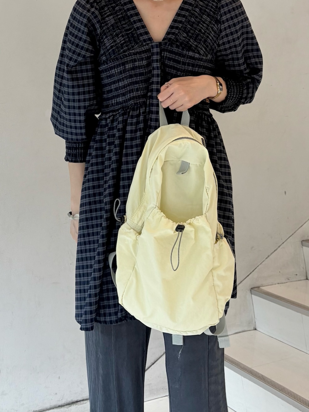 ブルー系のワンピース、グレー系のその他パンツ、イエロー系のバックパック/リュックを着用したレディースの夏コーディネートの8枚目の写真